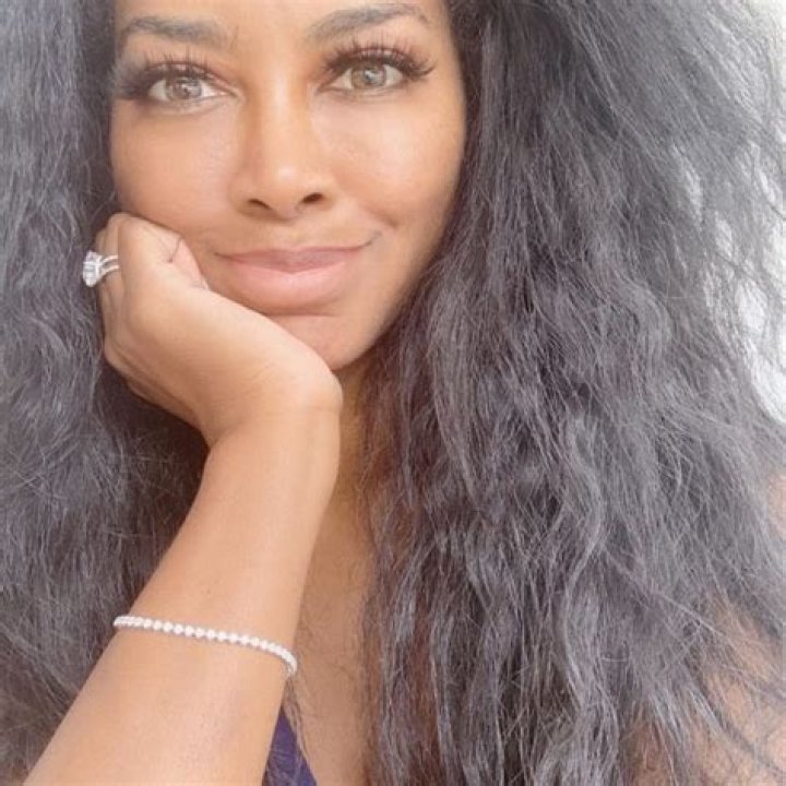 Kenya Moore Shows Off Her Natural Hair And Bare Face In The Latest Photo – Fans Are Praising Her Like There’s No Tomorrow
