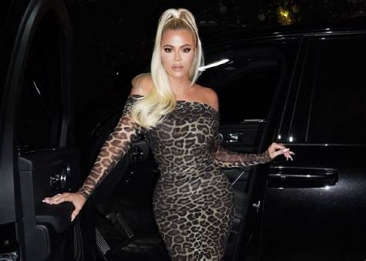 Khloe Kardashian Can’t Get Away From Lip Injection Rumors As She Hangs Out With Sister Kourtney