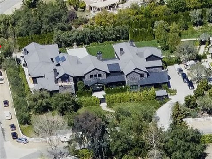 Khloe Kardashian TP’s Kourtney Kardashian’s House During COVID-19 Pandemic — Fans Are Dragging The ‘Out Of Touch’ Family
