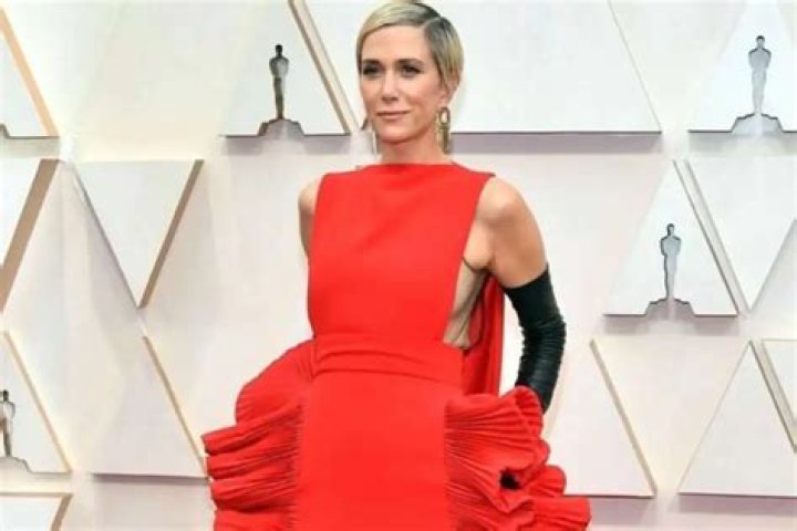 Kristen Wiig Sparks Memes With Valentino Haute Couture Oscar Dress — Compared To A Pan Of Lasagna And Lobster