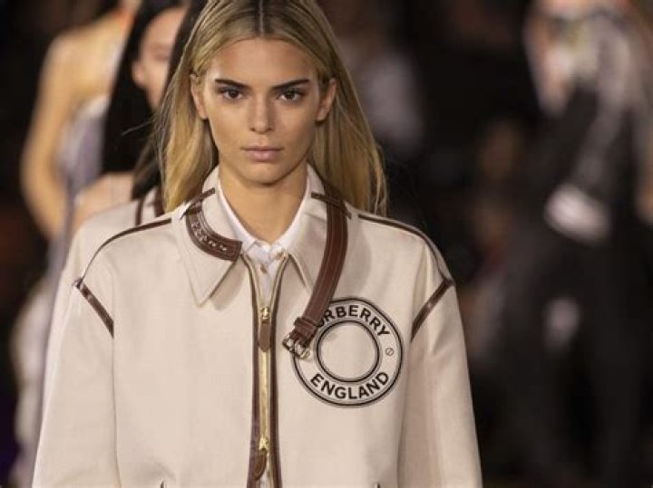 KUWK: Kendall Jenner Looks Stunning With Blonde Hair On The Runway – Check Out The New Style!