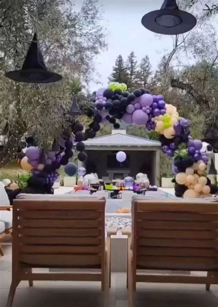 KUWK: Khloe Kardashian Gets Huge Balloon Arch From Baby Daddy Tristan Thompson On Mother’s Day