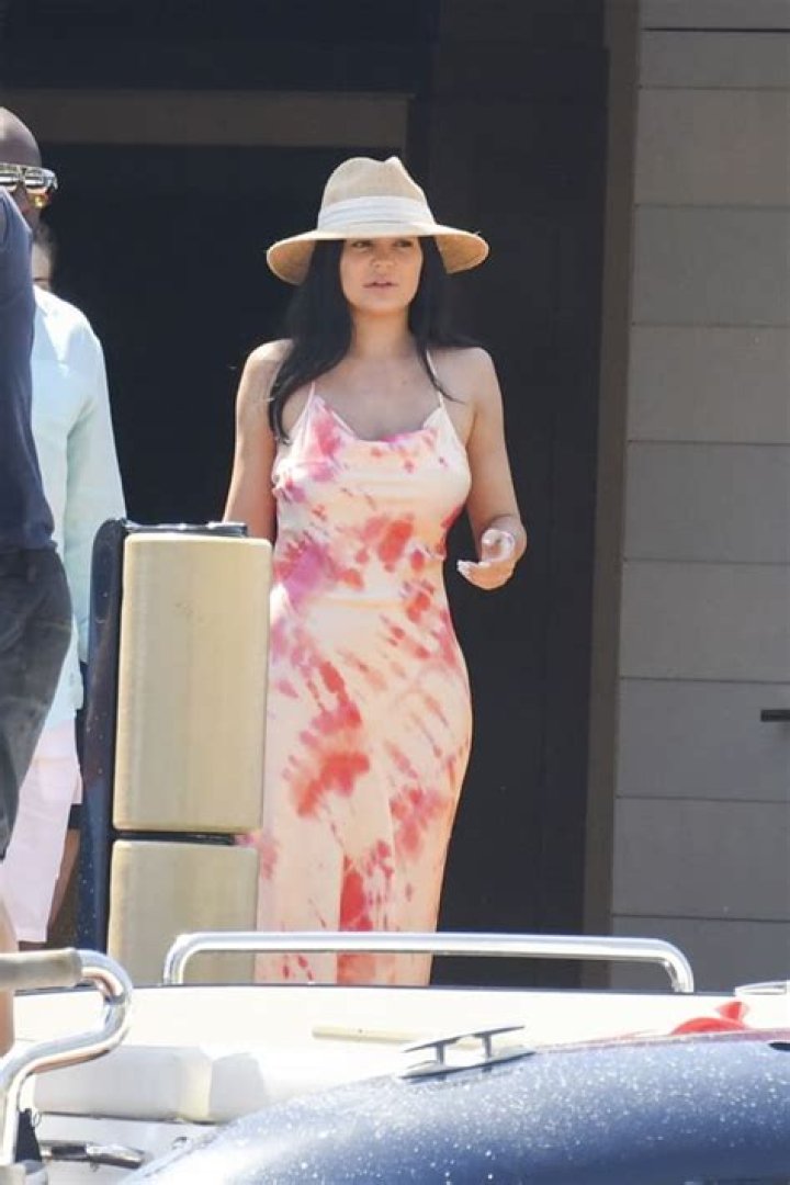 KUWK: Kylie Jenner Shows Off Her Makeup-Free Beauty On Vacation Ahead Of Her Birthday