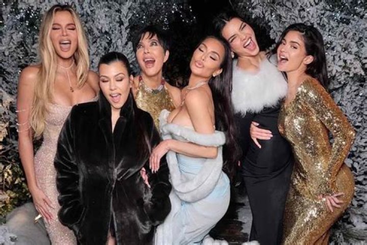 KUWTK: Khloe Kardashian Rocks Dark Brown Hair In Kardashian Christmas Card Sneak Peek