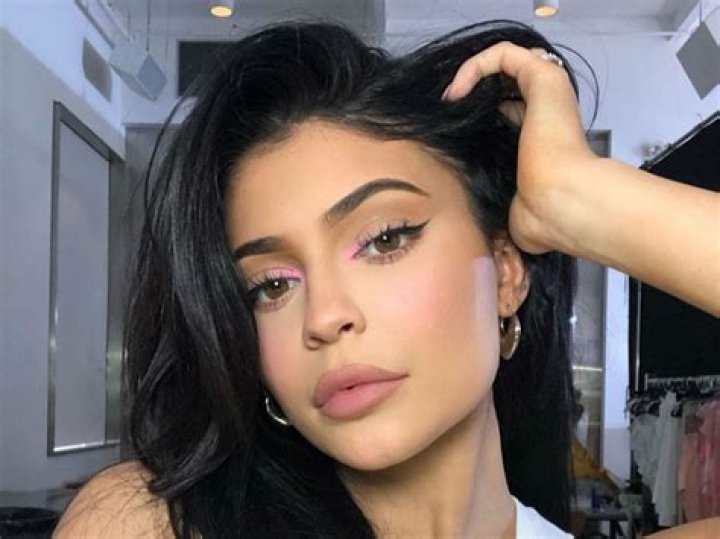 Kylie Jenner Earns A Ridiculous Amount Of Money Per Instagram Post – Surpasses Kim Kardashian