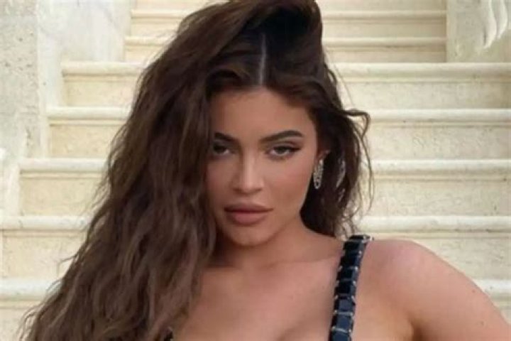 Kylie Jenner Puts Her Curves On Full Display In Leo Laced Top