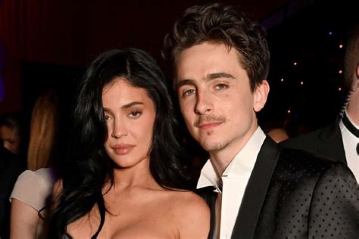 Kylie Jenner Spotted Out And About With A Bag Of Chips And No Makeup — Some Say She Looks Like A ‘White’ Girl Again