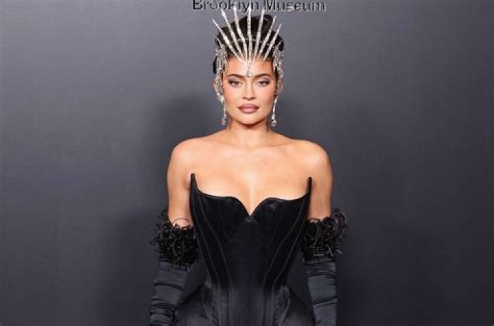 Kylie Jenner Turns Up Heat In Steamy Bathing Suit Picture With Travis Scott