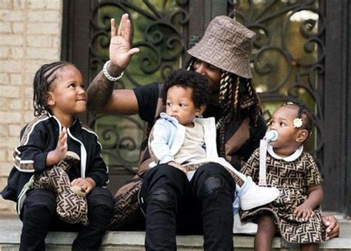 Lil’ Durk Shares Photo Of Himself Hanging Out With King Von’s Kids
