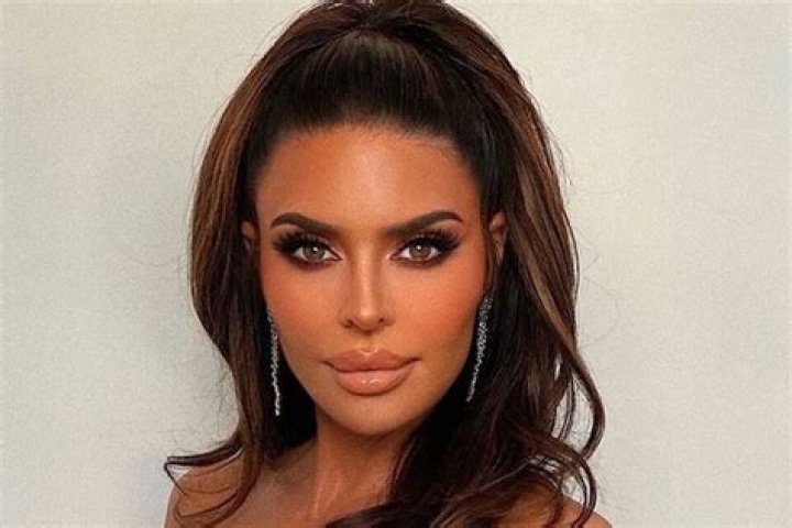 Lisa Rinna Puts Her Age-Defying Beach Body On Display In Two-Piece Bathing Suit