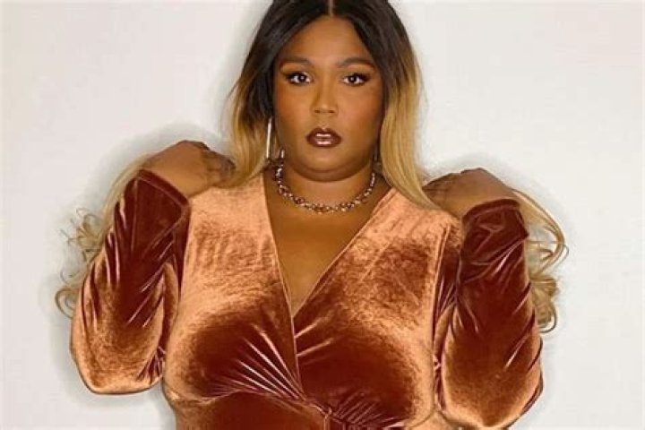 Lizzo Makes Her Thighs Slow Dance To Classical Music And Fans Are Here For It