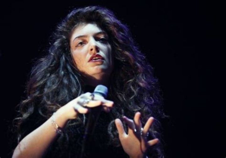 Lorde Spotted Wearing A Ring, Is She Engaged To Justin Warren?