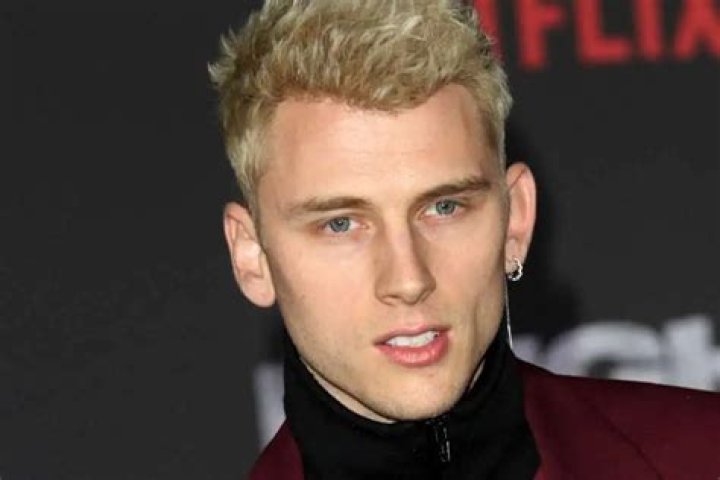 Machine Gun Kelly Spotted Kissing YouTuber Girlfriend Sommer Ray Amid Coronavirus Scare