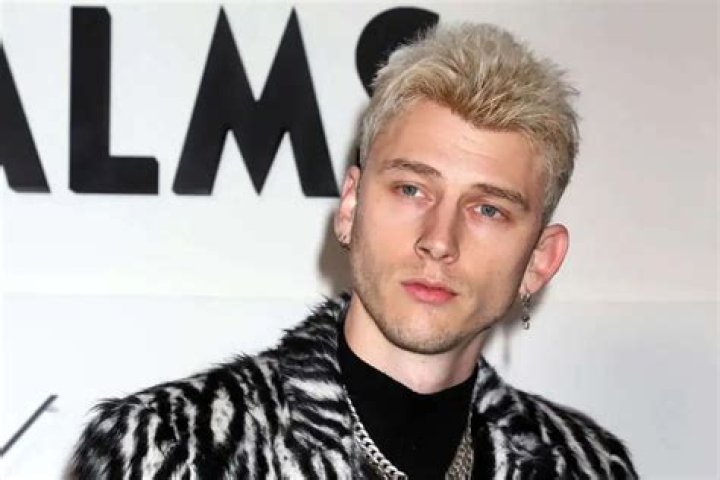 Machine Gun Kelly Throws Megan Fox Over His Shoulder After Leaving A Bar