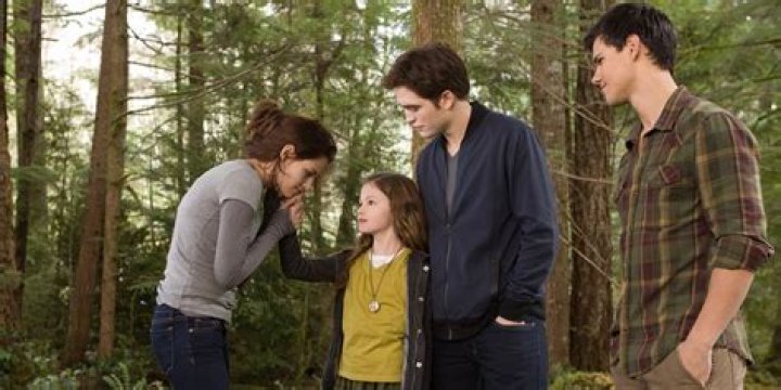 Mackenzie Foy Opens Up About Her Experience Playing Renesmee In Twilight: Breaking Down!