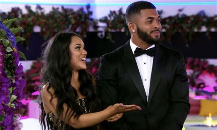 Malika Haqq And ‘Love Island’ Contestant Johnny Middlebrooks Spotted Kissing And Holding Hands During Night Out!