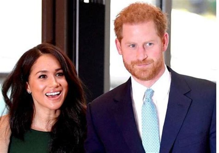 Meghan Markle & Prince Harry Help A Canadian Couple Take A Selfie During New Year’s Day Hike