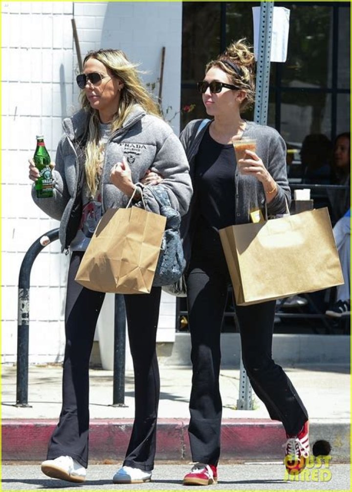 Miley Cyrus Photographed Having Lunch With Rumored Girlfriend Kaitlynn Carter Her Mom Tish
