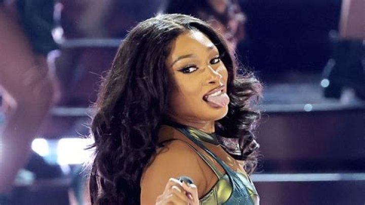 Nicki Minaj Explains Why She Name-Dropped Taylor Swift, As Her Fantastic Figure Continues To Grab Attention With Latest Pictures