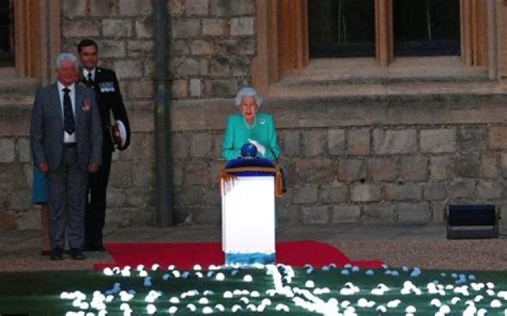 Queen Elizabeth II lit the ‘Tree of Trees’ in the garden of Buckingham Palace