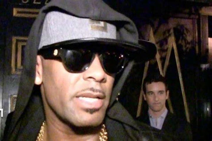 R. Kelly Makes First Club Appearance Since Arrest After Asking Media To Take It Easy On Him