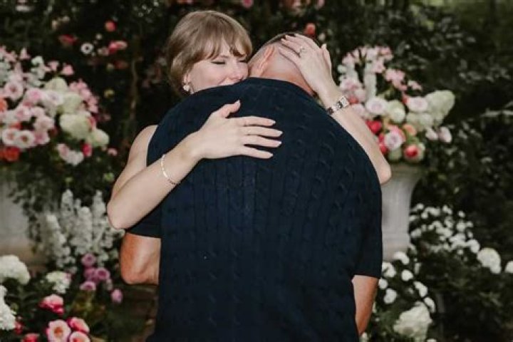 Rainn Wilson From ‘The Office’ Says He Doesn’t Know Who Taylor Swift Is In Hilarious Tweet And She Reacts!