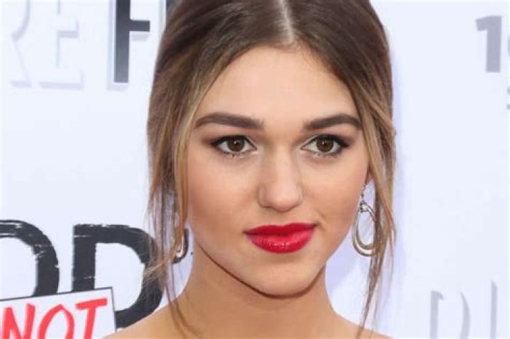Sadie Robertson – Pregnant ‘Duck Dynasty’ Star Opens Up About Her Scary Experience Having COVID-19!