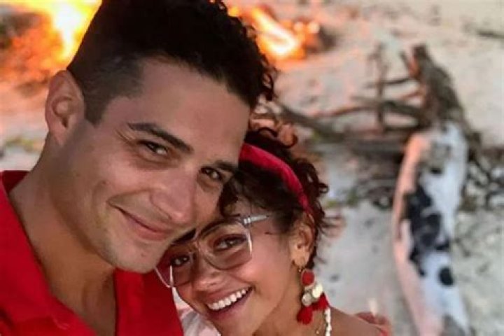 Sarah Hyland And Wells Adams Already Have Baby Fever After Just Getting Engaged!