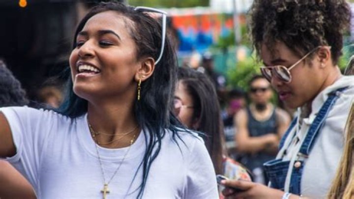 Sasha Obama’s Prom Dress Sparks An Intense Debate Among Fans