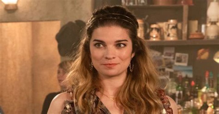 Schitt’s Creek Star Annie Murphy Reveals She Only Had $3 In Her Bank Account When She Landed The Role Of Alexis Rose