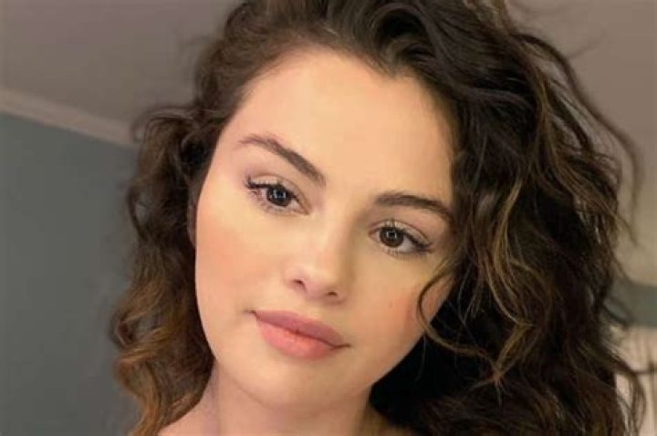 Selena Gomez Does Her Own Makeup And Is Magnificent!