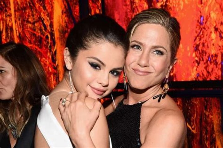 Selena Gomez Gushes Over ‘Queen’ Jennifer Aniston After She Posts A No-Makeup Selfie