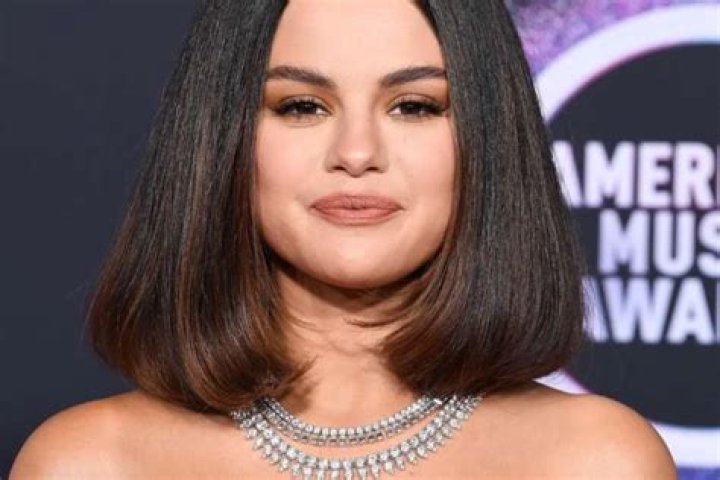 Selena Gomez Wowed In Roberto Coin Cento Diamond Pharoah Necklace At The AMAs