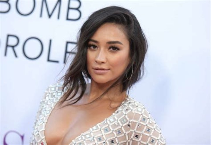 Shay Mitchell Mom-Shamed For Attending Drake’s Birthday Bash