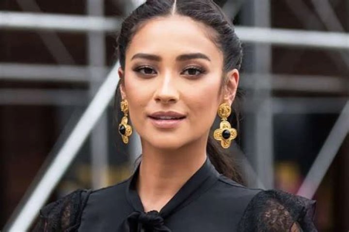 Shay Mitchell Talks Pretty Little Liars Reunion — Says She Would Say Yes To A Movie!