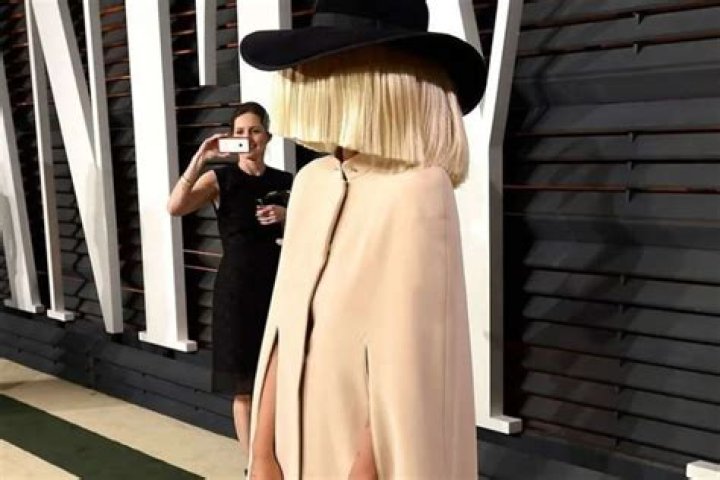 Sia Named As ‘Mystery Woman’ Who Paid The Bill For Several Shoppers At California Walmart On Thanksgiving