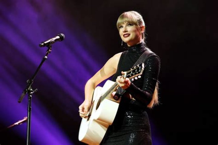Taylor Swift Shows Gratitude For Fans’ Support Of Her Latest Record Lover