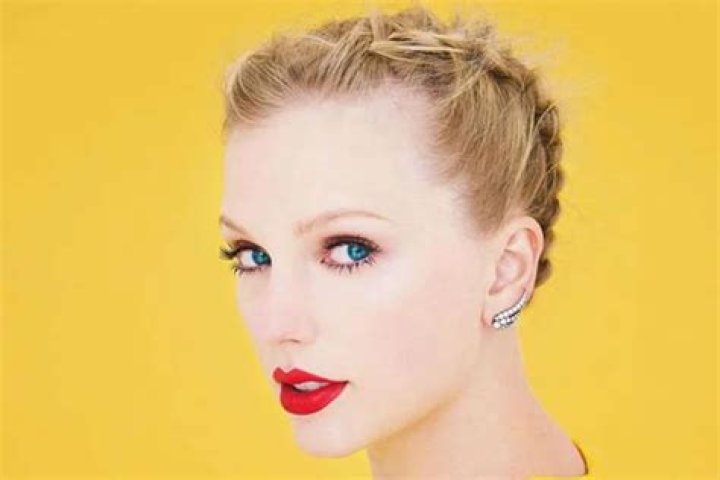 Taylor Swift’s Staples Center Banner Covered Up By LA Kings, Fans Call It An ‘Eyesore’