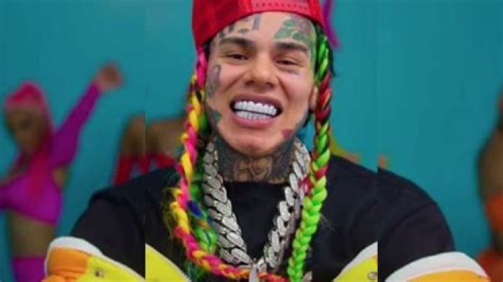 Tekashi 6ix9ine Doesn’t Understand Why Everyone’s Calling Him A ‘Snitch’
