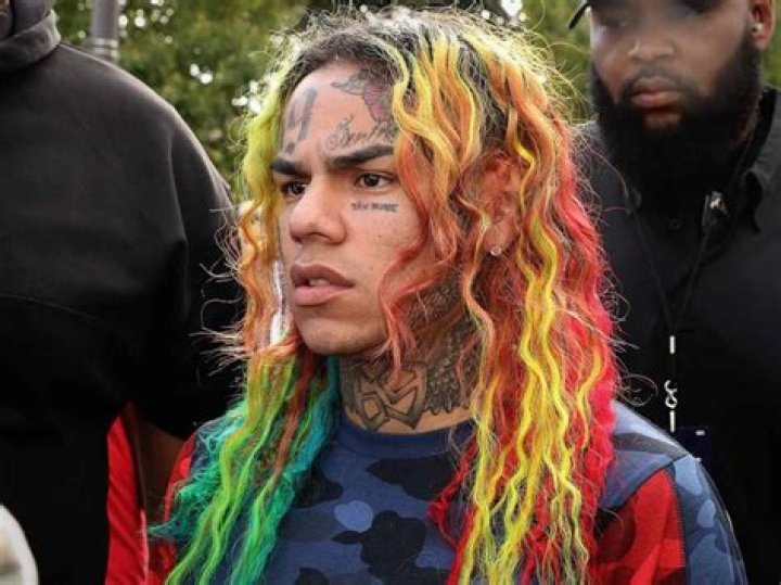 Tekashi 6ix9ine Mockingly Pays Tribute To Slain Cousin Of Lil’ Durk