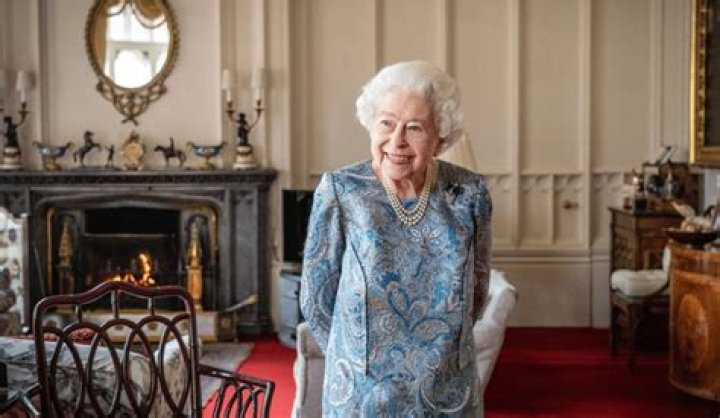 The plane with Queen Elizabeth II onboard circled for 15 minutes before it managed to land safely