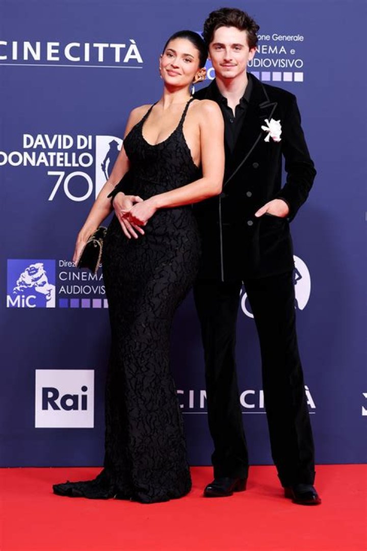 Timothée Chalamet And Eiza Gonzalez Dating? – They Two Are Photographed Kissing!