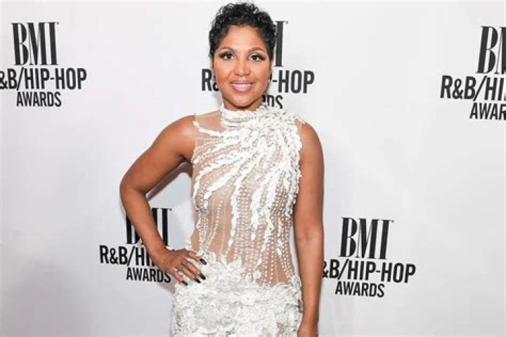 Toni Braxton Shares A Lot Of Skin In A Jaw-Dropping Pink Dress At The Grammys