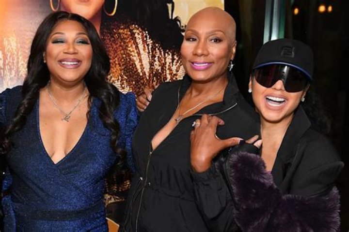 Towanda Braxton Poses With Tamar Braxton And Their Sisters To Show Them Love