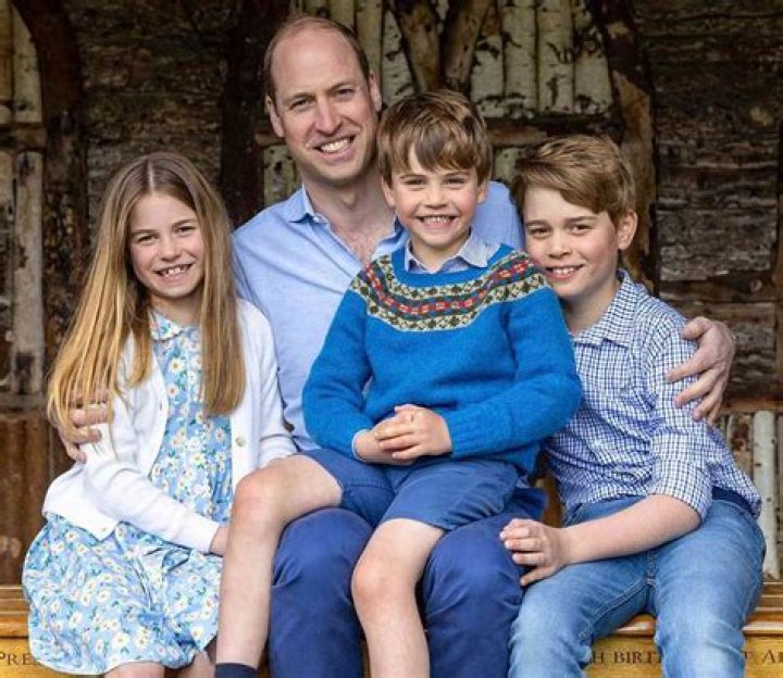 Unofficial portrait of Prince William with children was published on the occasion of Father’s Day