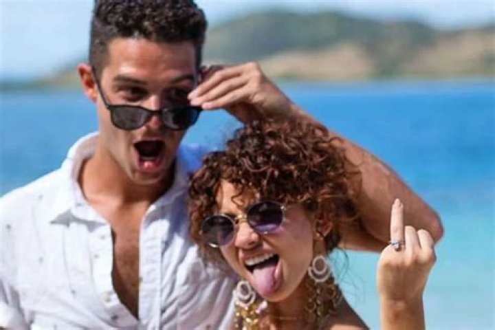 Wells Adams Reveals His Proposal To Sarah Hyland Was Almost Ruined – What Went Wrong?