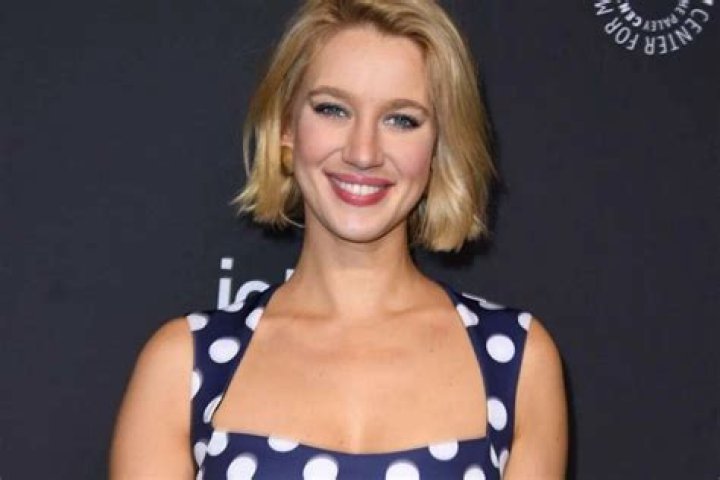 Yael Grobglas From ‘Jane The Virgin’ Announces First Pregnancy – See The Pics!