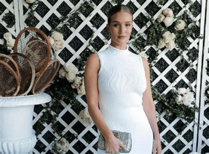 Young Mother Rosie Huntington-Whiteley Put On A Dress Of The Most Capricious Color